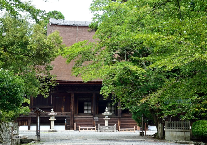 三井寺の境内