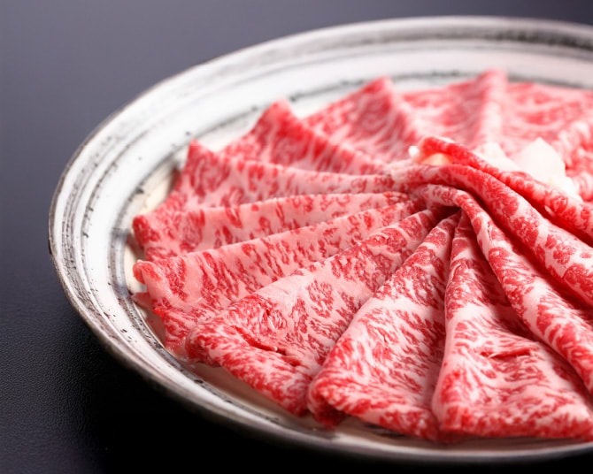 お皿に盛りつけられた近江牛