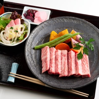 カットされた近江牛ステーキとお野菜、小鉢、お漬物