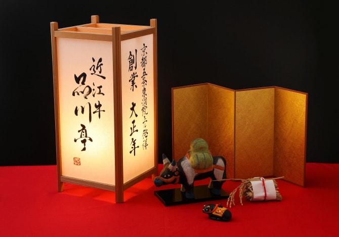 品川亭の文字が入った行灯と牛の置物