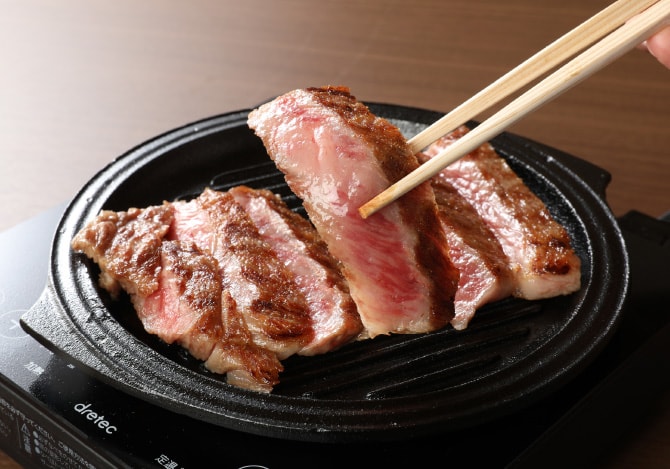 鉄皿に盛り付けられた近江牛ステーキ