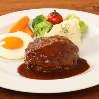 目玉焼きや野菜と一緒に盛り付けられた近江牛ハンバーグ