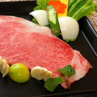 野菜と共に盛り付けられた近江牛